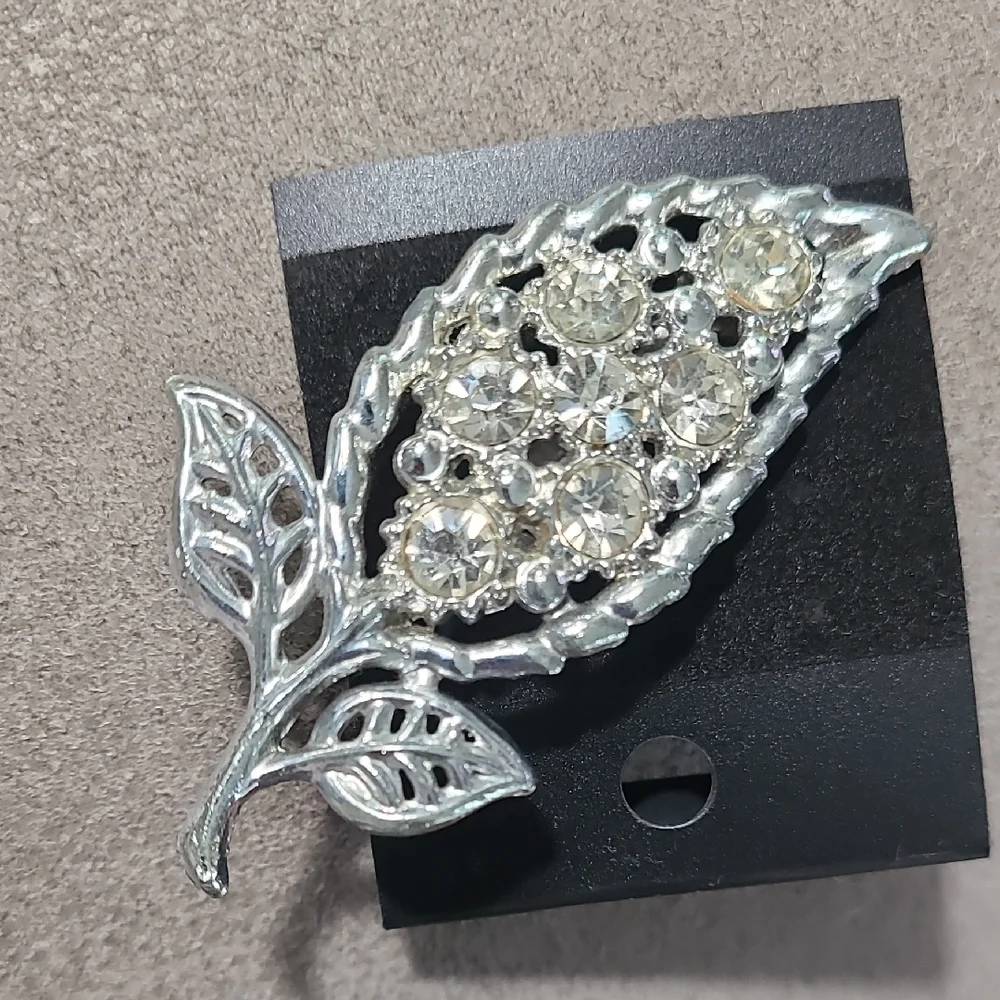Sparkling Silver Floral‎ Brooch